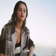 Selena Gomez | Billboard Music Awards Selena Gomez attends the 2023  Billboard Music Awards wearing crocheted flowers