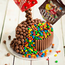 Kuchen am stiel mit schokolade überzogen, mit schokostreuseln, schokoperlen und schokolinsen dekoriert. 1001 Coole Ideen Und Inspirationen Fur Eine Leckere Sussigkeiten Torte