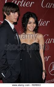 Alle bilder von zac und seiner freundin sami miro sind. Zac Efron Hairspray Und Freundin Vanessa Hudgens Ankunft Im The Palms Feder Film Festival Convention Center Drei Viertel Lacheln High Scho Stockfotografie Alamy