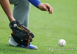 '2년 연속 사이영상 최종 후보 선정 류현진'. ì´ë‹ˆì…œ ìƒˆê²¨ì§„ ë¥˜í˜„ì§„ ê¸€ëŸ¬ë¸Œ ì—°í•©ë‰´ìŠ¤