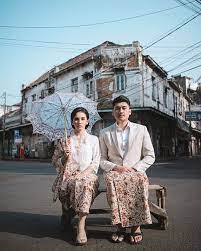 Gaun dan tuksedo hitam juga menciptakan kesan elegan. Konsep Foto Prewedding Jawa Modern Pose Prewedding Foto Perkawinan Fotografi Tunangan