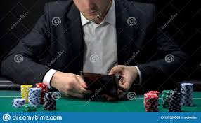 Cientos de juegos disponibles tanto en versión desktop como smartphones y promociones. Jugador Trastornado Que Mira En Cartera Vacia Perdedor En La Tabla Del Casino Apego Del Juego Foto De Archivo Imagen De Finanzas Juego 137528704