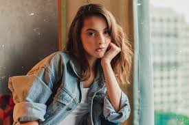 Biasanya kalau ditanya kenapa kamu jatuh cinta kepada dia, maka orang itu akan menjawab, 'dia berbeda dari yang lain'. 6 Alasan Jatuh Cinta Sama Zodiak Taurus Itu Susah Susah Gampang Please Pikir Lagi Ya