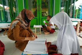 Mungkin kita berpikir hadiah semahal apapun tidak akan pernah bisa membayar jerih payah orangtua membesarkan kita dari kecil. Di Masa Pandemi Bantuan Subsidi Upah Adalah Kado Bagi Guru