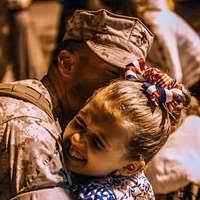 Combat Medic, Spc. Eric Hegge hilft beim Holztransport