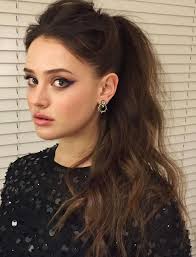 Katherine Langford Cat Eye Eyeliner Makeup Look And High Ponytail With Curls And Volume Hair Style Celebrity No Eyeliner Makeup Cat Eye Eyeliner Volume Hair