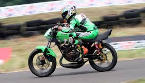 Dari pantauan viva di lokasi, suasana haru tampak mengiringi proses pemakaman pria kelahiran padalarang, jawa barat yang tutup usia pada umur 75 tahun itu. Rahasia Rx King Super Pro Wawan Wello Jawara Icp Subang Tuned By Ab Bendol Abrt20 Beritabalap Com