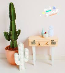 Prinzipiell reicht manchen zum beispiel eine einfache spanplatte mit tischbeinen und schubladen beziehungsweise. Diy Koffertisch Selber Bauen Schminktisch Im Vintage Koffer Diy Blog