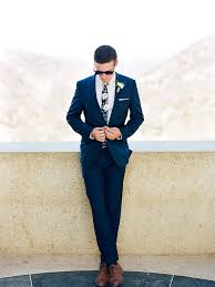 Kevin lobo, brand & creative director boss black menswear, erklärt im video, wie sie die passende krawatte zum hemd finden. Stylish Groom Wearing A Navy Midnight Blue Suit By Hugo Boss And A Floral Print Tie Blaue Hochzeitsanzuge Strand Hochzeit Brautigam Blauer Anzug