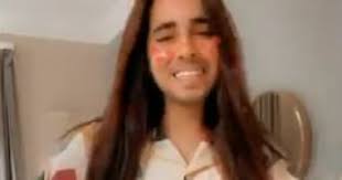 رقص بدر خلف خبير التجميل بالبيجامة يثير الجدل على السوشيال ميديا.. فيديو