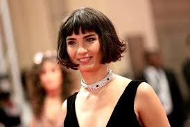 Messy short bob haircut with bangs is ideal for nights out with friends, casual events, and even some formal occasions when paired with a nice outfit. 40 Stunning Short Bob Haircuts With Bangs For 2021