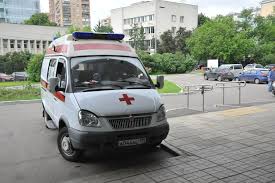 Машина скорой помощи похожа на маленький автобус белого или желтого цвета с красной полосой, красным крестом и цифрами «03» на боку. Putin Ustanovil Den Rabotnikov Skoroj Pomoshi Novosti Gazety Solidarnost