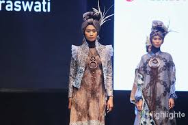 Baju adalah pakaian yang sangat menunjukkan sifat. Modest Wear Bernuansa Etnik Dan Kontemporer Di Jogja Fashion Week 2018 Highlight Id