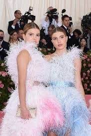 Victoria y Cristina Iglesias, hijas de Julio Iglesias, hacen su debut  (entre plumas) en la Gala Met 2019
