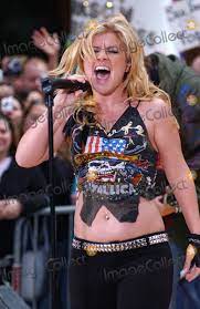 Trouvez les kelly clarkson 2005 images et les photos d'actualités parfaites sur getty images. Photos And Pictures New York May 23 2005 Kelly Clarkson Performs On The Today Show