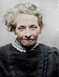 Sarah Brace's Instagram, Twitter & Facebook