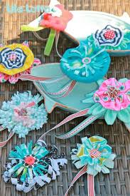 Broschen Und Blumen Aus Stoff Basteln Farbenmix Basteln Blumen Basteln Zuckertuten Basteln