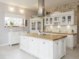 35 Beautiful White Kitchen Designs With Pictures Farm Style Kitchen Farm Style Kitchen Sinks Kitchen Design