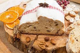 Wir laden sie herzlich ein, unsere ausstellung in szczecin, in der strasse szeroka 63 zu besuchen. Traditioneller Weihnachts Dresden Kuchen Stollen Mit Kandierten Fruchten Und Mandeln Weihnachten Neujahr Dekoration Lizenzfreie Fotos Bilder Und Stock Fotografie Image 90961647