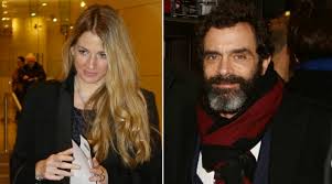 Η χρυσή βαρδινογιάννη μαζί με φίλη της επισκέφθηκαν γνωστό εμπορικό κέντρο του αμαρουσίου. Xrysh Bardinogiannh Mononews