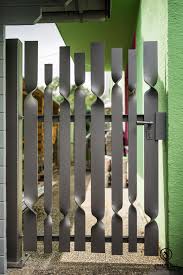 Tor Und Zaunanlage Aus Gedrehten Flachstahl Www Metall Schmiede De Kunstschmiede Tor Gartentor Gitter Schmiede Munchen Rosenhei Schmiede In 2019 Gartentor Metall Gartentore Und Metall Schmieden