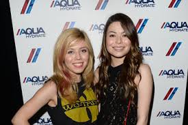 Jennette mccurdy is best known for her roles as sam and melanie puckett on the nickelodeon shows icarly. Miranda Cosgrove Jennette Mccurdy Pictures Photos Images Zimbio