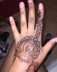 Always ask to see the ingredients of the paste before having a henna tattoo applied to your skin or your child's skin. natural brown henna tattoos use dried ground henna leaves, lemon or grapefruit juice, and botanical oil to create a temporary tattoo, but the ppd. Tattooing Nigerian Doctor Warns Of The Dangers Of Henna Dye With Pictures Nigerian Health Blog