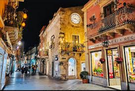 Corso Umberto: la via principale di Taormina, ricca di vita e di colori che  incantano i visitatori. Buona serata 😊 Photo credit: @dsukharev #taormina  #turismo #sicilia #sicily