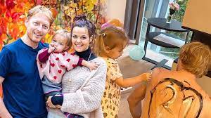 Na českém plese se dražily šperky a jejich výtěžek putoval pro hendikepované děti. Dcera Lilie A Karla Janecka Slavi 2 Roky Rozkosna Isabella Si Oslavu Poradne Uzila Extra Cz