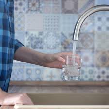 Füllen sie das wasser in einen topf und kochen sie es sprudelnd auf. Wasser Entkalken Diese Moglichkeiten Gibt Es Stern De