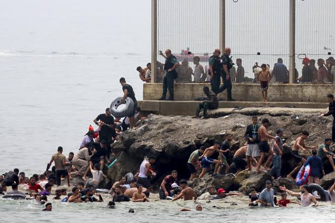 Qué puede hacer realmente el Ejército para detener la crisis migratoria en Ceuta - Artículo 14
