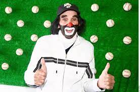 Horas antes, el payaso más famoso de méxico fue enviado al área intensiva, en donde lo indujeron a un coma y lo intubaron. C98qtnhgyv2y1m
