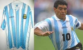 Pocos esperaban lo que sucedería después. Placard La Camiseta No Oficial De Argentina 1994 1995 En Una Baldosa