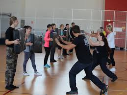 Cours privés de self défense. Des Cours Gratuits De Self Defense Pour Les Victimes De Violences Enseignes Par Des Gendarmes