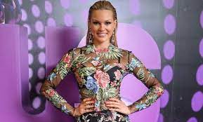 «δεν έφυγα μόνη μου από το just the 2 of us». Ayto Einai To Proswpo Poy Pairnei Th 8esh Ths Bikys Kaboyra Sto Just The 2 Of Us Like Com Cy