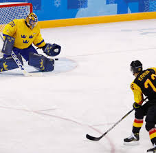 Aus den birken pariert den nächsten schuss der kanadier mit der fanghand. Olympische Winterspiele 2018 Eishockey Historischer Sieg Fur Deutschland Welt