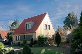 Het oostenrijkse aan de woningen zijn de donkerbruine gevelplaten die de suggestie van houten woningen moet geven. Oostenrijkse Woning Te Heerlen Vandenbergh Windemuller