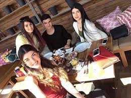 Renkli gözlü güzel oyuncunun kardeşleri de güzellikleriyle göz kamaştırdı. Aslihan Guner Home Facebook