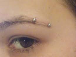 Vertikales Augenbrauenpiercing Piercing Augenbrauenpiercing Piercing Vertikales Eyebrow Piercing Face Piercings Neck Piercing