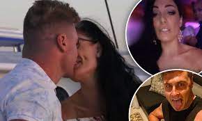 Chris is attracted to vanessa and tells her so at a picnic lunch. Married At First Sight Proof Chris And Vanessa Split After Honeymoon Daily Mail Online