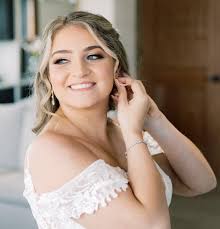 Bridal tip Tuesday 💍⁣ ⁣ The best advice we can give to our Brides is  𝐇𝐘𝐃𝐑𝐀𝐓𝐈𝐎𝐍! ⁣ •••••••••••••••⁣ I know, it seems silly right? But,  one of our most requested looks is “