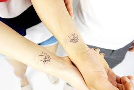 Tattoos Ideen Fuer Paare Kleine Arm Tattoos Liebesbeweis Schoen Und Romantisch Coole Tattoos Zusammenpassende Tattoos Paare Paare Tattoo Design