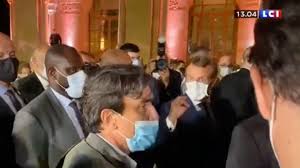 ويظهر الفيديو ايمانيول ماكرون وهو يهُم. Ù…Ø§ÙƒØ±ÙˆÙ† ÙŠØ­Ù…Ù„ Ø¹Ù„Ù‰ ØµØ­Ø§ÙÙŠ ÙØ±Ù†Ø³ÙŠ Ø¹Ù„Ù‰ Ø®Ù„ÙÙŠØ© Ù…Ù‚Ø§Ù„ Ø¹Ù† Ù„Ø¨Ù†Ø§Ù†