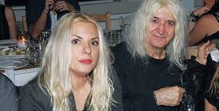 Αποβιβάστηκε από το αεροπλάνο της υπό τον ήχο του «love is in the air». Annita Pania Apokalypsh Poios O Pateras Toy Paidioy Ths Video