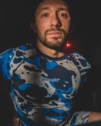 Cops (season 37): catching a Brazilian poison dart frog 🐸 by @streetx 📸:  @quintin610