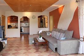 Mediterran 32 shabby 10 industriell 8 vintage/retro 3 barock/rokoko 3 orientalisch 1 raum wohnzimmer 32 esszimmer 28 badezimmer 23 flur/diele 34 schlafzimmer 33 arbeitszimmer 12 küche 1 hauptmaterial massivholz 34 metall 2 weiteres material eisen 8 glas 4 mahagoni 1 mangoholz 32. Das Wohnzimmer Der Ferienwohnung Eifel Mediterran