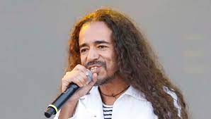 Café tacuba (stylized café tacvba) is a band from ciudad satélite, mexico.the group gained popularity in the early 1990s. Cantante De Cafe Tacvba Cambiara Autografos Por Donativos En Mexico