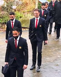 📸 Manchester United's first team, thirty players from the academy and  women's team representatives, Mark Hughes, Peter Schmeichel, Gary  Pallister, Gary Neville, Bryan Robson, David Beckham, and Denis Irwin, are  at Kath