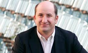 Monica, ex cassiera, con l'integrazione ha a che fare tutti i giorni nella periferia dove vive. Come Un Gatto In Tangenziale Il Trailer Del Film Con Antonio Albanese E Paola Cortellesi Popcorn Tv