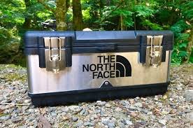 コンテナにクーラーボックスなど あらゆるギアに貼られている the northface のステッカー シンプルながらカッコよく魅せてくれる人気のノースフェイスのステッカー 10のチューン例をピックアップ これを参考に ステッカーをペタリ コンテナ ステッカー